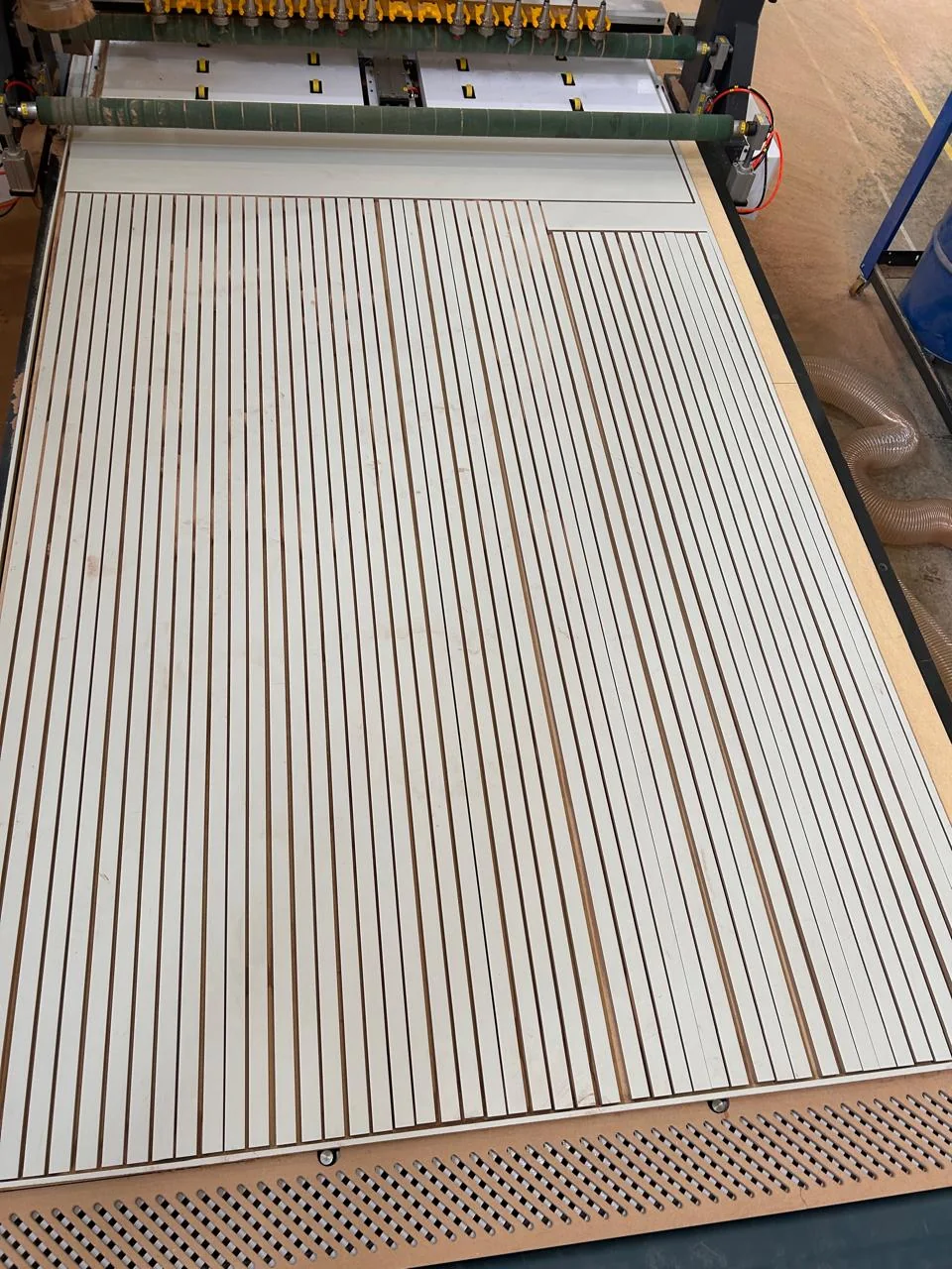Painel ripado em produção